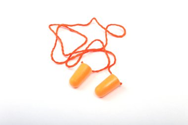 Turuncu diğeri ve koruyucu gözlük. Beyaz bir arka plan üzerinde gürültü azaltmak için kulaklõk .