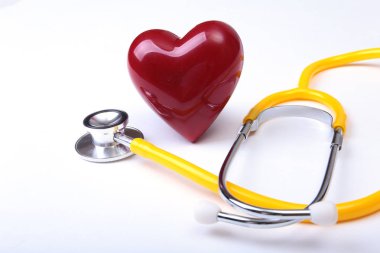 Sağlık stetoskop ve beyaz arka plan üzerinde izole kırmızı kalp.