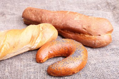 Eski çul izole çeşitli taze ekmek.