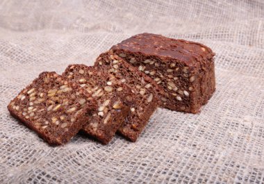 Eski çul izole çeşitli taze ekmek.