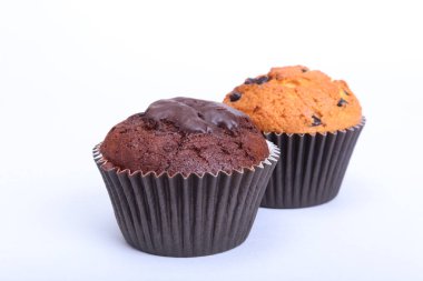 Beyaz arka plan üzerinde taze ev yapımı kekler. Üstten Görünüm.