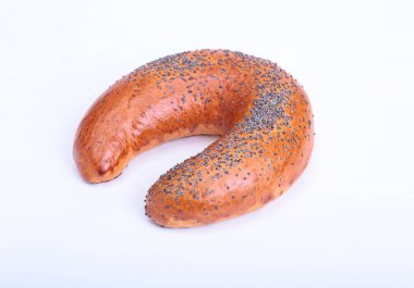 Beyaz bir arka plan üzerinde izole çeşitli taze ekmek.