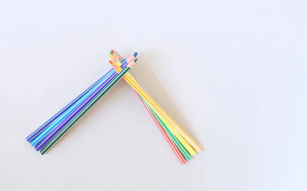 Ассортимент цветных карандашей. Цветные карандаши — стоковое фото