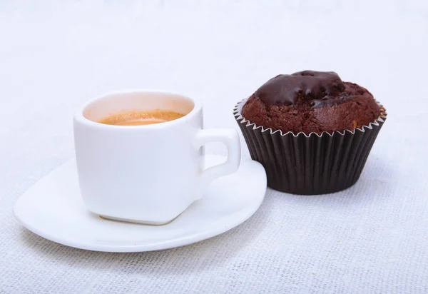 Färsk hemgjord muffin, tårta och vit kopp Cappuccino på vit bakgrund. — Stockfoto