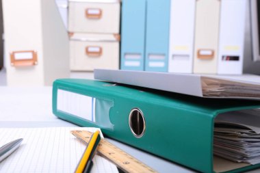 Klasör dosyası ve Not masaya. arka plan bulanık.