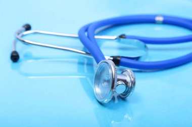 Kırmızı kalp ve beyaz arka planda steteskop.