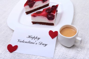 Parça üzerinde beyaz arka planda plaka ve klasik espresso kahve el yapımı kiraz kek