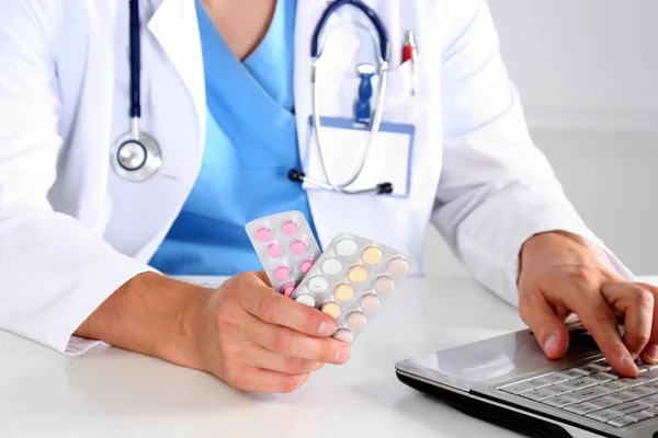 Ręka lekarzy trzymających wiele różnych tabletek — Zdjęcie stockowe
