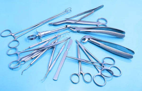 수술 기구 및 수술에 대 한 테이블에 도구 — 스톡 사진