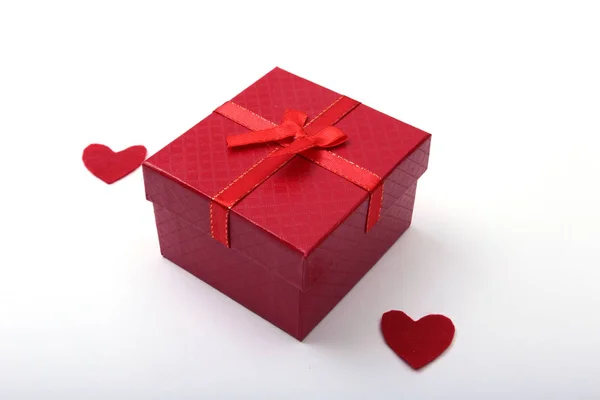 Schönes rotes Geschenk, Geschenkkarton mit roter Schleife und Herz auf weißem Hintergrund. — Stockfoto
