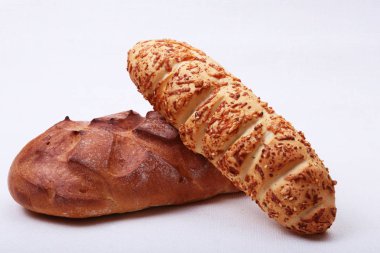 Çeşitli taze ekmek, dilim ve eski ahşap masa üzerinde izole bıçak.