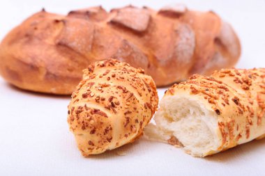 Çeşitli taze ekmek, dilim ve eski ahşap masa üzerinde izole bıçak.