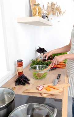 Kesme tahtası, bir cam tabak salata taze sebze. Pişirme kavramı