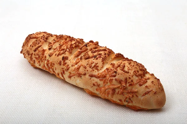 Pane fresco assortito, fetta e coltello isolati sul vecchio tavolo di legno . — Foto Stock