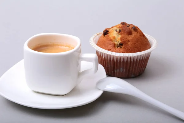Muffin freschi fatti in casa e tazza bianca di cappuccino su sfondo bianco . — Foto Stock