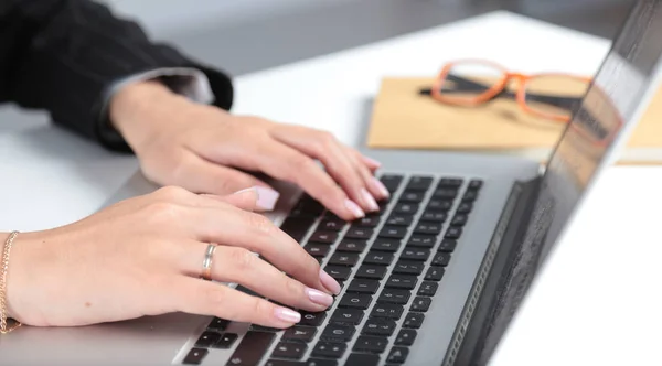Mulher trabalhando no laptop, sentado na mesa — Fotografia de Stock