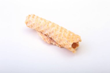 Beyaz arka plan üzerinde izole pudra şekeri ile ev yapımı gofret rulo