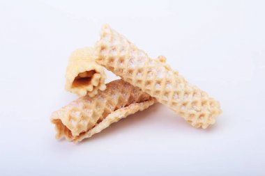 Beyaz arka plan üzerinde izole pudra şekeri ile ev yapımı gofret rulo