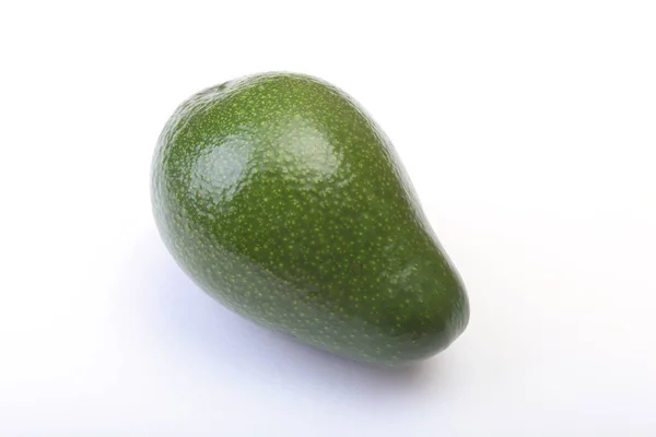 Frische, grüne Avocado isoliert auf weißem Hintergrund. — Stockfoto