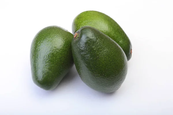 Frische, grüne Avocado isoliert auf weißem Hintergrund. — Stockfoto