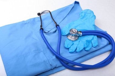 Mavi doktor Tekdüzen portre sağlık stetoskop, eldiven, Rx reçete. Tıbbi Araçlar ve aletler Salonu, kan basıncı ölçüm kavramı