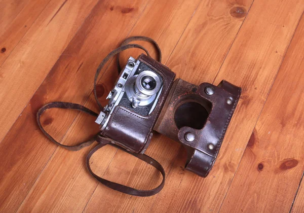 Винтажная старая фотокамера в кожаном чехле — стоковое фото