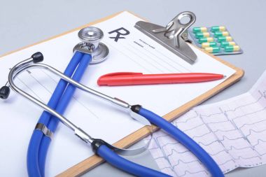 RX reçeteli, kırmızı kalp ve beyaz arka plan üzerinde bir stetoskop