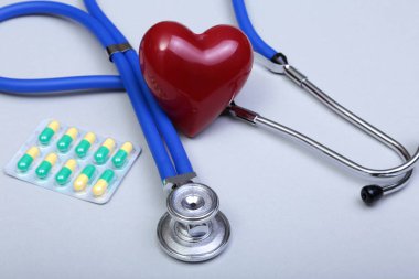 RX reçeteli, kırmızı kalp, asorted pils ve beyaz arka plan üzerinde bir stetoskop