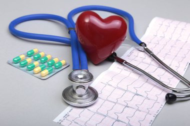 RX reçeteli, kırmızı kalp, asorted pils ve beyaz arka plan üzerinde bir stetoskop