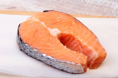 ahşap kesme tahtası üzerinde baharatlar ile taze Çiğ somon. gezmek için hazır