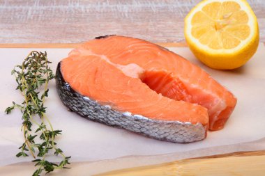 baharatlar ve ahşap kesme tahtası üzerinde limon ile taze Çiğ somon. gezmek için hazır