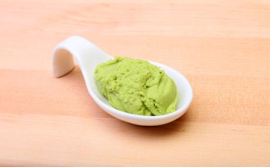 Wasabi ile ahşap arka plan üzerinde top. Japon mutfağı. Asya gıda.
