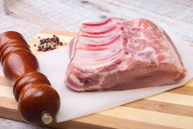 Çiğ domuz eti ve baharat değirmeni kesme tahtası üzerinde. Hazır yemek pişirmek için.