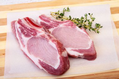 Çiğ domuz eti, baharat ve biberiye kesme tahtası üzerinde. Hazır yemek pişirmek için.