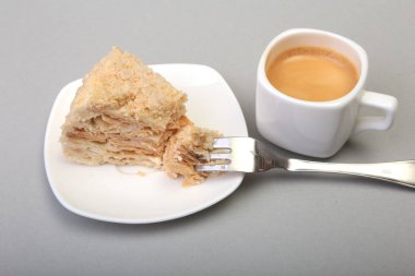 Ev yapımı Napoleon puf pasta plaka ve geleneksel espresso kahve beyaz arka plan üzerinde izole. yakın çekim.