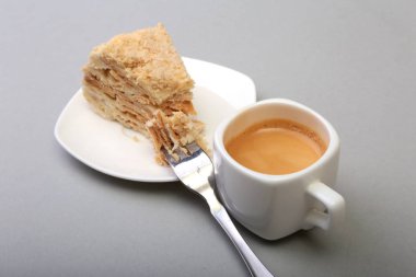 Ev yapımı Napoleon puf pasta plaka ve geleneksel espresso kahve beyaz arka plan üzerinde izole. yakın çekim.