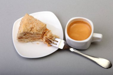 Ev yapımı Napoleon puf pasta plaka ve geleneksel espresso kahve beyaz arka plan üzerinde izole. yakın çekim.