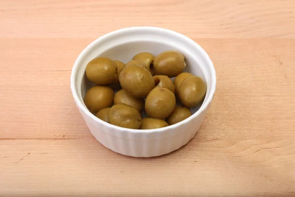 Bol aux olives fraîches sur fond en bois . — Photo