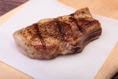 ızgara domuz eti ile kızılcık sosu ahşap tahta üzerinde plaka üzerinde