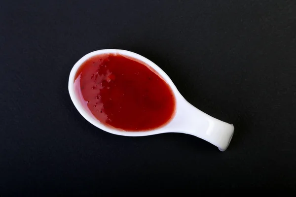 Salsa de arándano rojo orgánica casera en una cacerola de cerámica — Foto de Stock