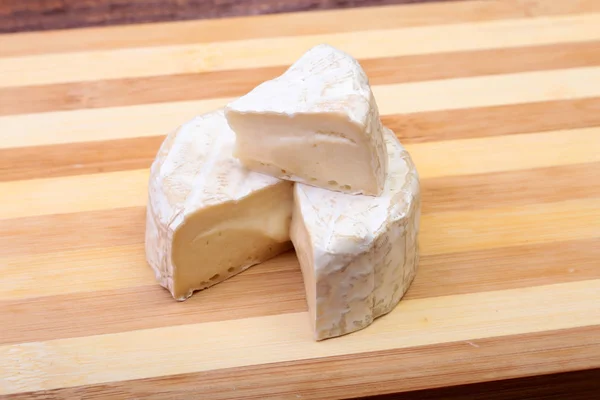 İle beyaz kalıp peynir. Ahşap masa Camembert veya brie tipi. Sağlıklı kahvaltı. — Stok fotoğraf