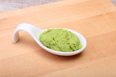 ahşap zemin üzerine Japon wasabi soslu plaka.