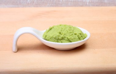 ahşap zemin üzerine Japon wasabi soslu plaka.