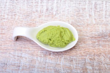 ahşap zemin üzerine Japon wasabi soslu plaka.