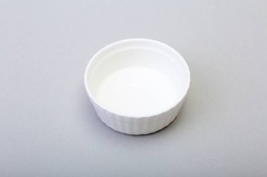 Beyaz seramik plaka, beyaz arka planda izole Restoran için kase