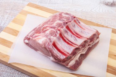 Çiğ domuz pirzolası, kesme tahtası üzerinde baharat. Hazır yemek pişirmek için.