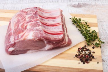 Çiğ domuz eti, baharat ve biberiye kesme tahtası üzerinde. Hazır yemek pişirmek için.