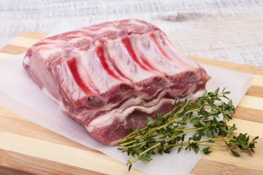 Çiğ domuz eti, baharat ve biberiye kesme tahtası üzerinde. Hazır yemek pişirmek için.