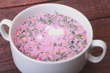 Yoğurt ile popüler bahar soğuk çorba okroshka. Okroshka ahşap masa üzerinde bir kasede. Seçici odak