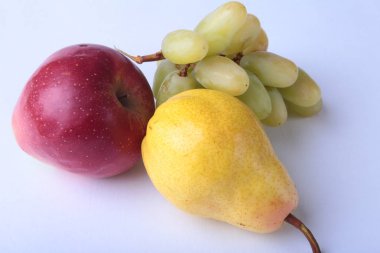 Beyaz arka plan üzerinde taze organik meyve. Çeşitli elma, armut ve üzüm.